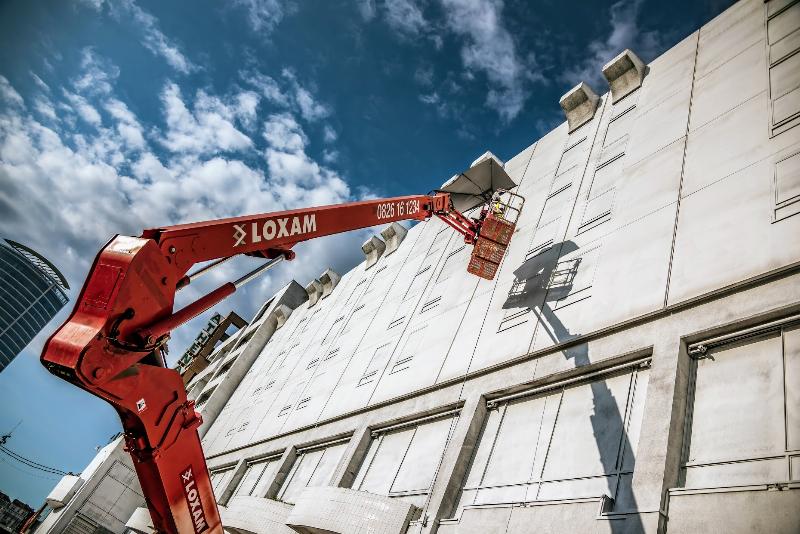 Une fresque murale de graffiti colorée et complexe sur un mur parisien, mettant en valeur l'art urbain français.